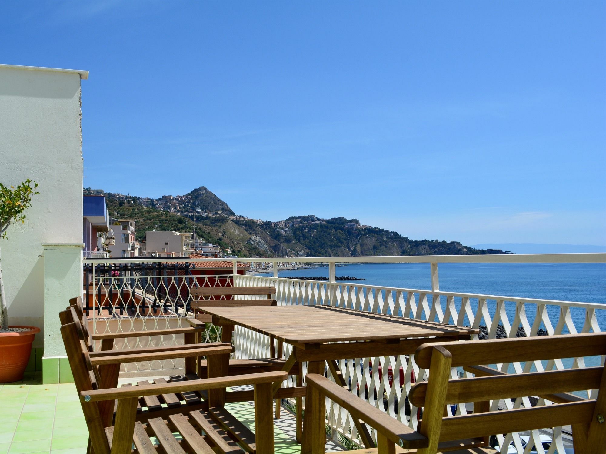 Mediterraneo Guesthouse Giardini Naxos Exterior photo